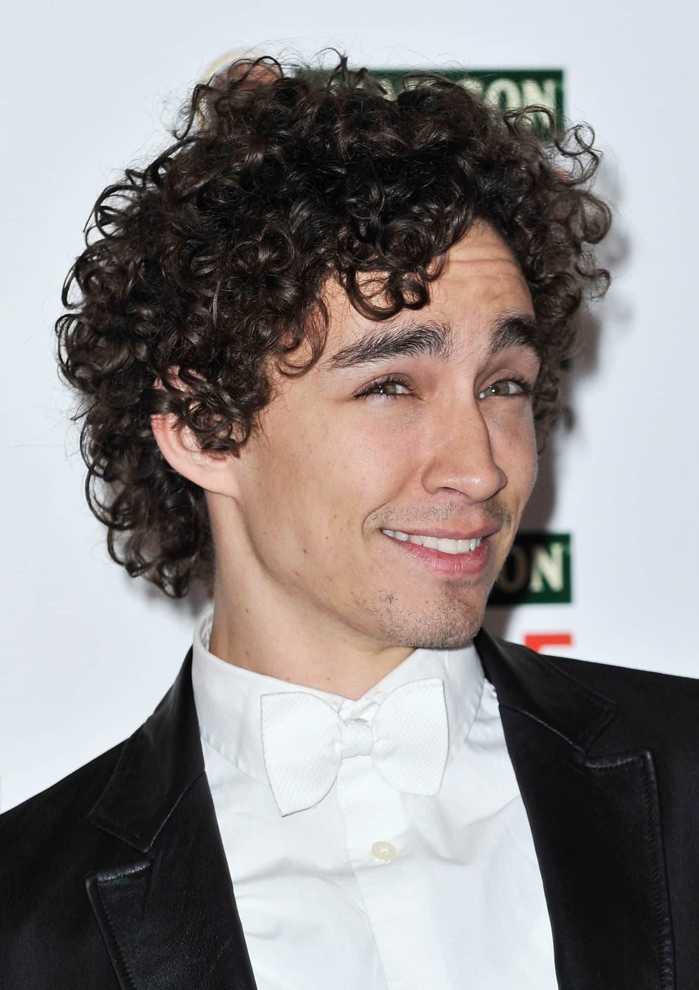 8 Reasons The Umbrella Academy's Robert Sheehan Should Have a Place in Your  Heart - POPSUGAR Australia