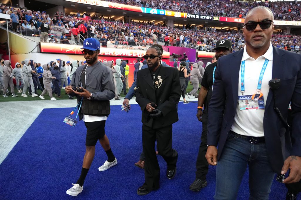 Is Kendrick Lamar's Super Bowl Outfit a Janet Jackson Tribute? Let's ...