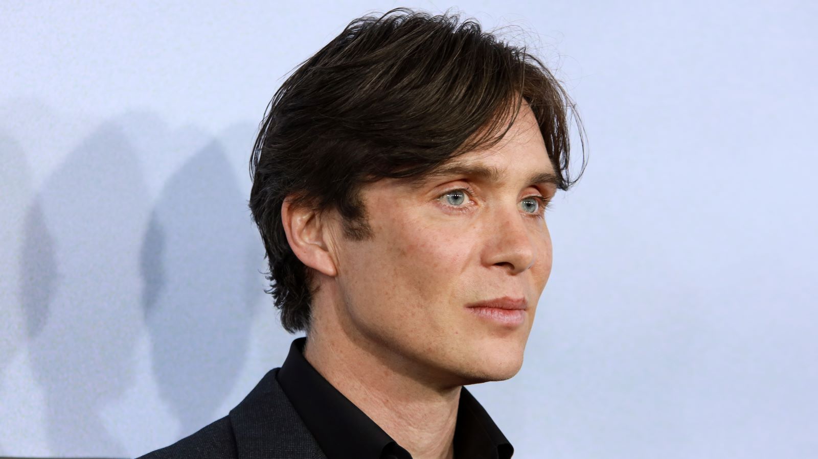 cillian murphy posing on a red carpet