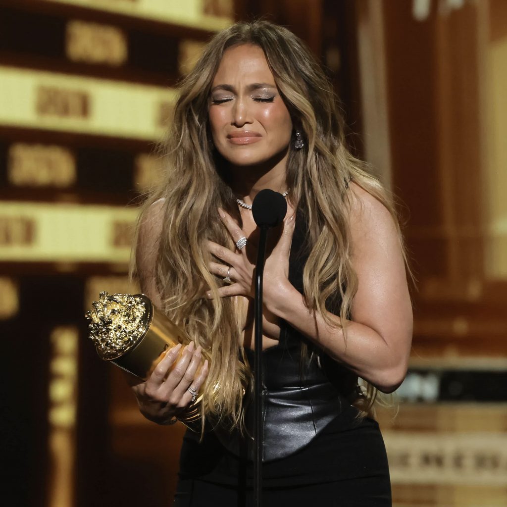 Jennifer Lopez tearfully accepts the MTV Generation Award