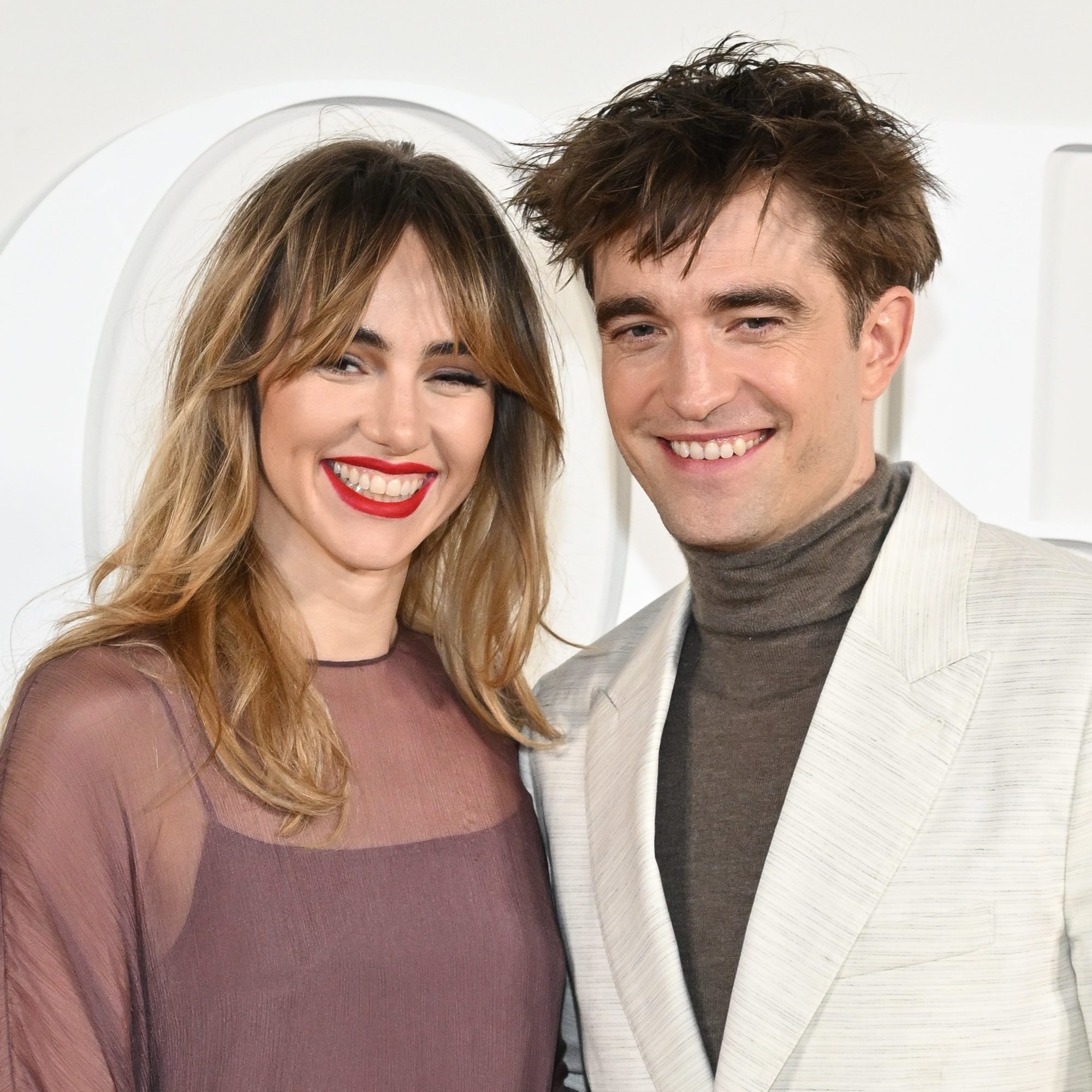 Robert Pattinson et Suki Waterhouse font leurs débuts sur le tapis rouge après 5 ans de relation