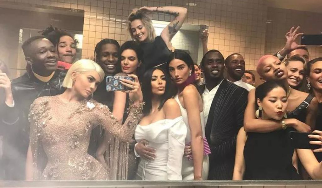 Kylie Jenner posted a celebrity packed selfie from the Met Gala bathrooms. 